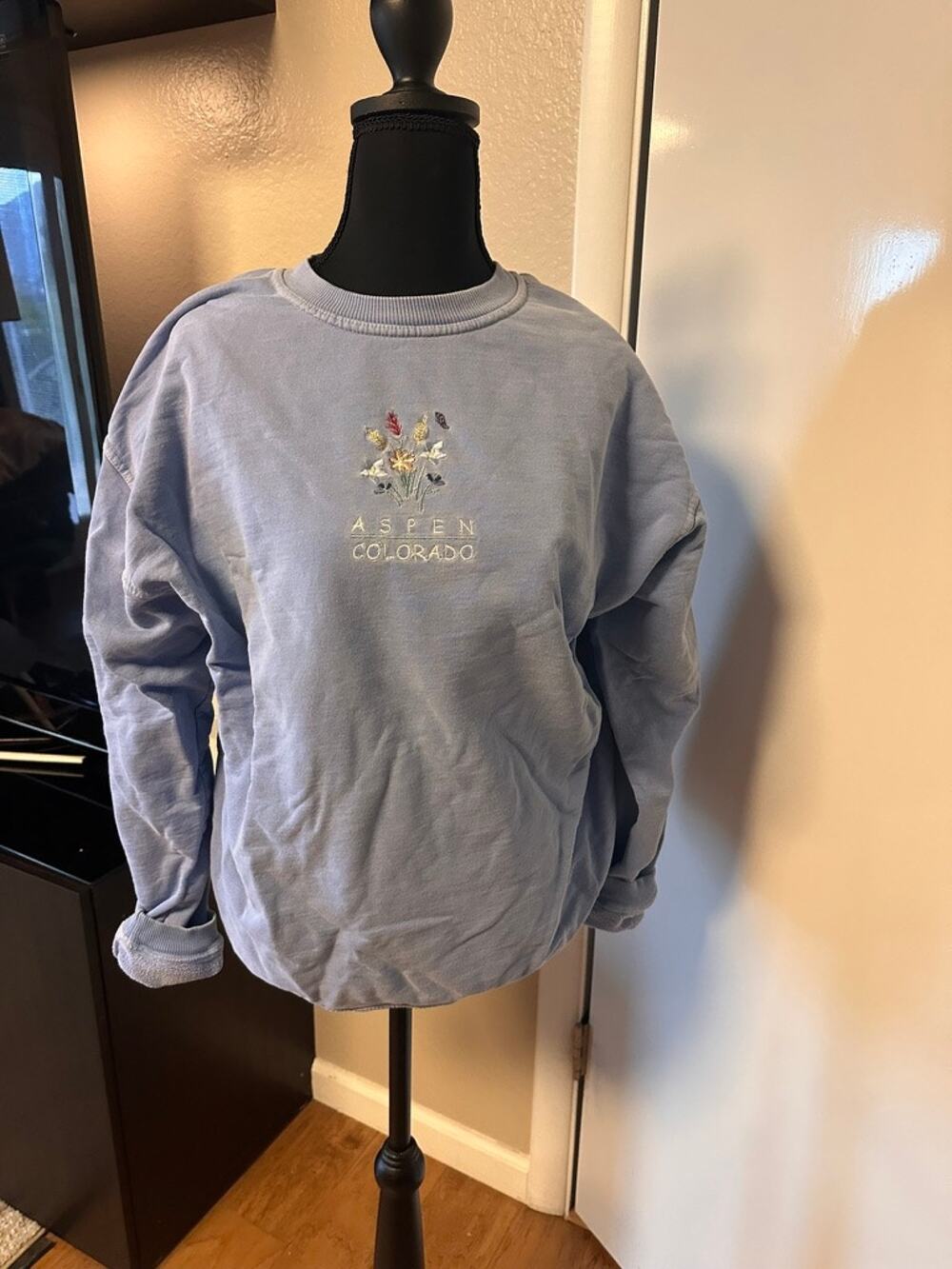 Vintage Style Aspen Colorado Embroidered Wildflower Sweatshirt Blue Crewneck